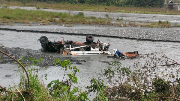 南澳南溪洪水消退後，混凝土車露出水面，勘查後確認是失聯外勞駕駛的車子。（記者江志雄翻攝）