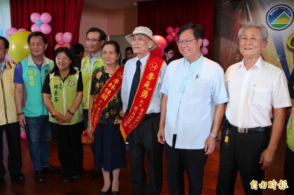 桃園市長鄭文燦與結縭68年的李元勇、李林桂蘭夫婦合影。（記者謝武雄攝）