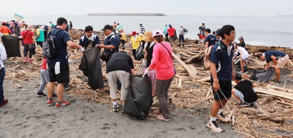 500人淨灘清理垃圾，守護高雄美麗海岸。（記者陳文嬋翻攝）