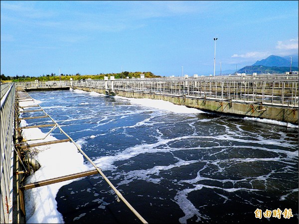 和平島污水處理廠每天處理2萬噸污水。（記者盧賢秀攝）