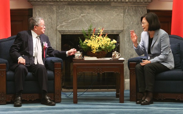 總統蔡英文（右）30日接見「第26屆醫療奉獻獎」得獎人陳榮基醫師（左）等人。（中央社）