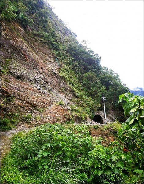 花蓮縣秀林鄉銅門村銅門一號隧道東側，昨天中午發生落石坍方、阻斷交通，慕谷慕魚遊客連同當地村民約150受困，所幸無人員傷亡。（警方提供）