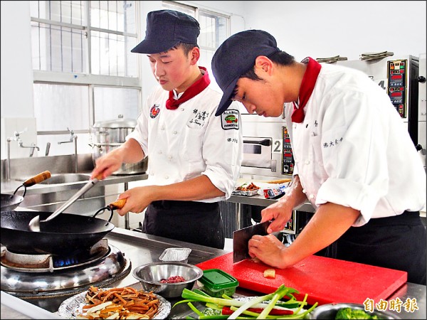 佛光大學學生用在地食材煮出客家味。（記者王秀亭攝）