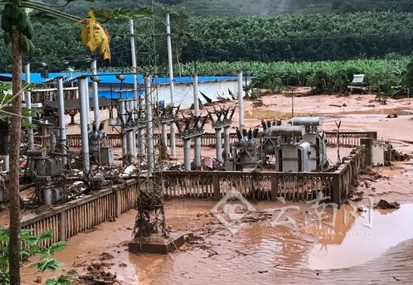 雲南西雙版納今（2）日凌晨降下暴雨導致河水暴漲，沖垮一座發電廠圍牆並淹沒廠區。（圖擷自雲南網）