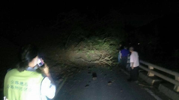 台9線伊屯路段今晚發生山崩，道路遭大批土石掩蓋。（圖擷取自「爆料公社」）