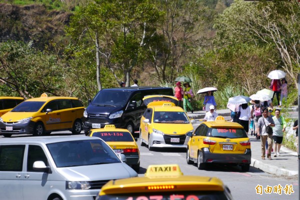 太魯閣國家公園受到中國十一長假影響，單日境內湧入百輛計程車，停車場及周邊景點黃澄澄一片，到處都是「小黃大軍」。（記者王峻祺攝）