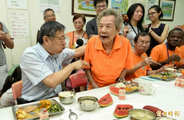 台北市長柯文哲今日前往萬華小德蘭堂，和當地長者共餐用膳。（記者林正堃攝）