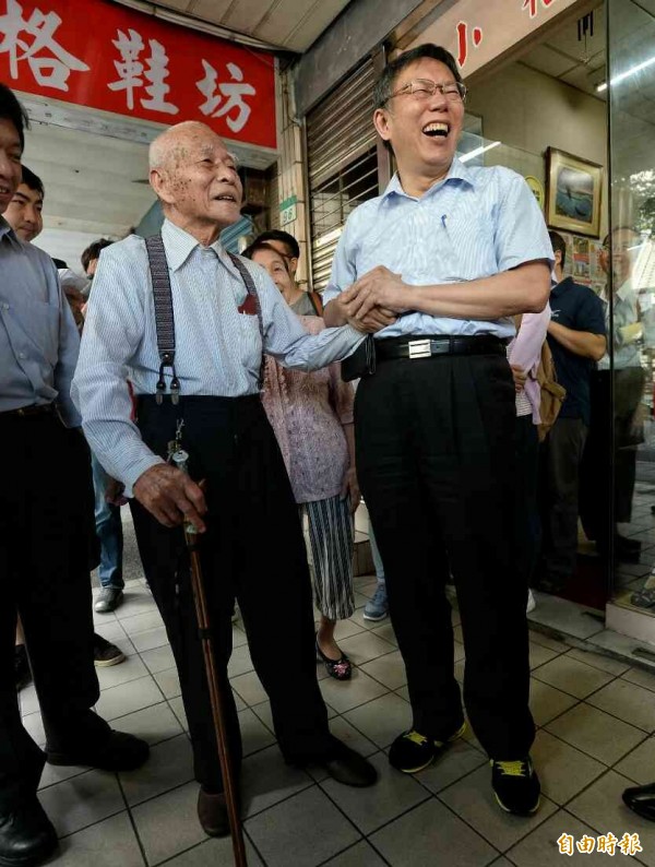 台北市柯文哲（右）探訪百歲人瑞。（記者林正堃攝）