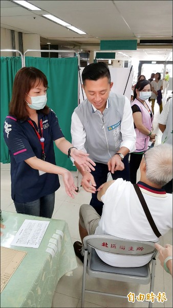 公費流感疫苗開打，新竹市長林智堅到北區衛生所關心施打情形。（記者蔡彰盛攝）