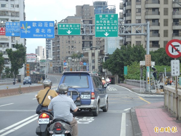 中正橋永和往台北市方向，汽車右轉水源快速路易與直行機車發生事故。（記者翁聿煌攝）