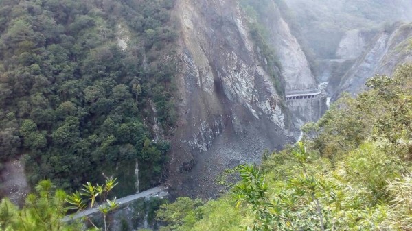 南橫六口溫泉前路段大坍方，利稻村民急跳腳。（記者陳賢義翻攝）