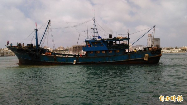 澎湖海巡隊調動特勤隊及大型艦艇進駐，查扣越界中國漁船。（記者劉禹慶攝）