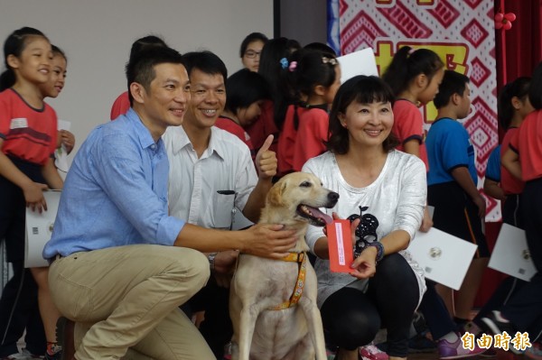 南市德高國小為拉布拉多流浪犬拉拉老師出版兒童繪本。（記者王俊忠攝）