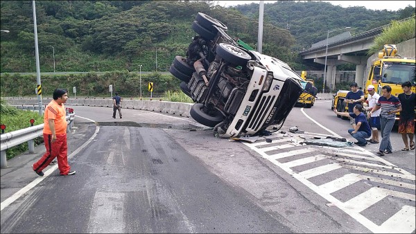 貨櫃車整輛車翻覆。（記者林嘉東翻攝）