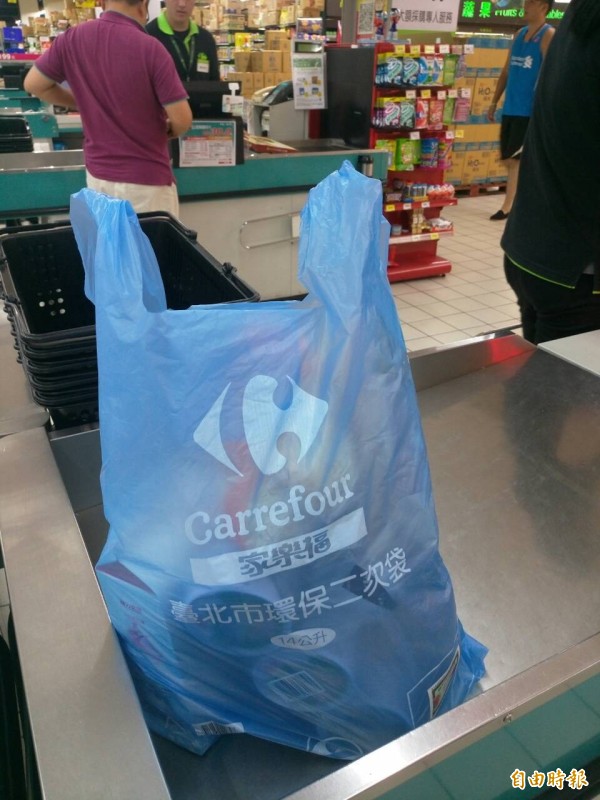 進階版的「環保二次袋」不僅購物袋可兼做垃圾袋，袋上並印製業者自家logo。（資料照，記者謝佳君攝）