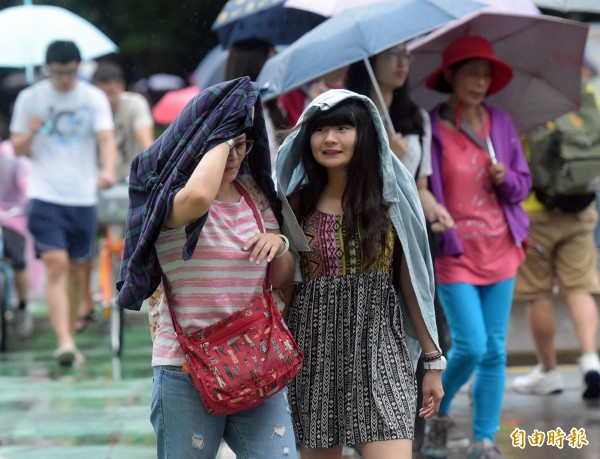 明東部及基隆北海岸、北部山區有局部短暫雨。（記者黃耀徵攝）