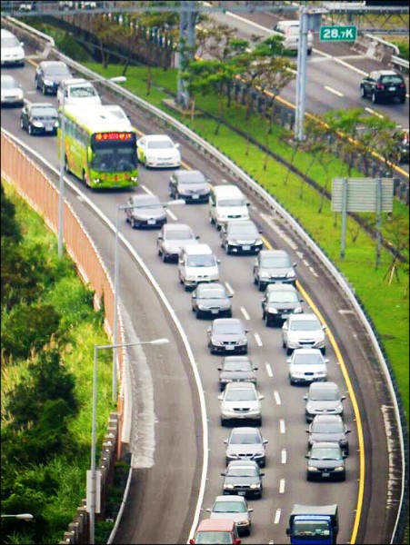 因應國慶連假國五車潮，客運及台鐵都上緊發條。（資料照）