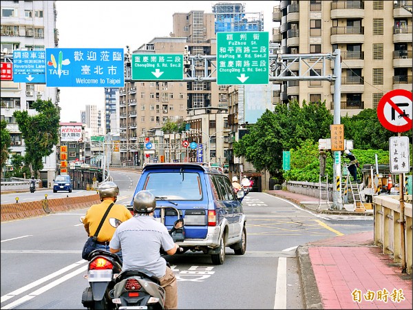 中正橋台北市端，汽車可右轉水快，易與直行機車交會造成事故。（記者翁聿煌攝）