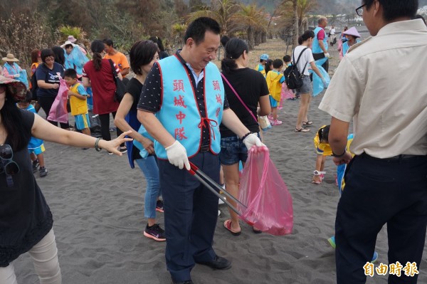 鎮長曹亁舜也親自參與淨灘。（記者林敬倫攝）