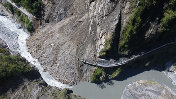 公路總局關山工務段以空拍機確認明隧道口的坍方狀況。（記者王秀亭翻攝）（記者王秀亭攝）