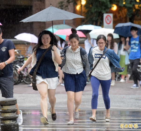 因19號輕颱接近水氣增加，東部、北部從今天晚上開始降雨明顯。（記者黃耀徵攝）