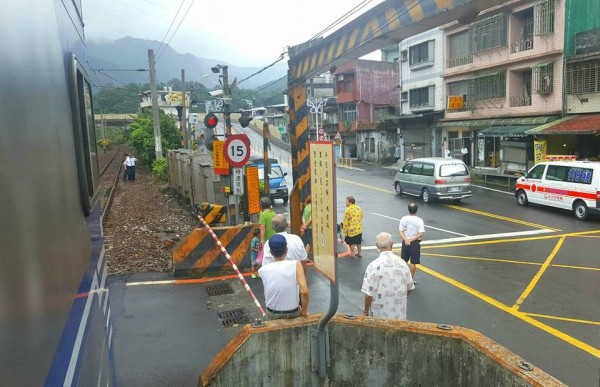 台鐵通報區間車擦撞行人，停車處理中。（圖擷自臉書「fun臺鐵」）