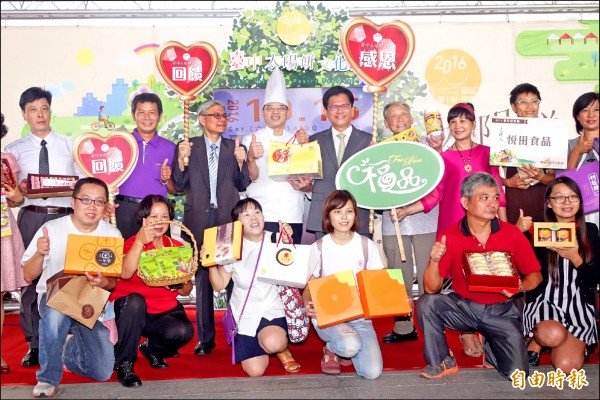 太陽餅文化節十五日首度於台中文心森林公園熱鬧登場。（記者廖耀東攝）