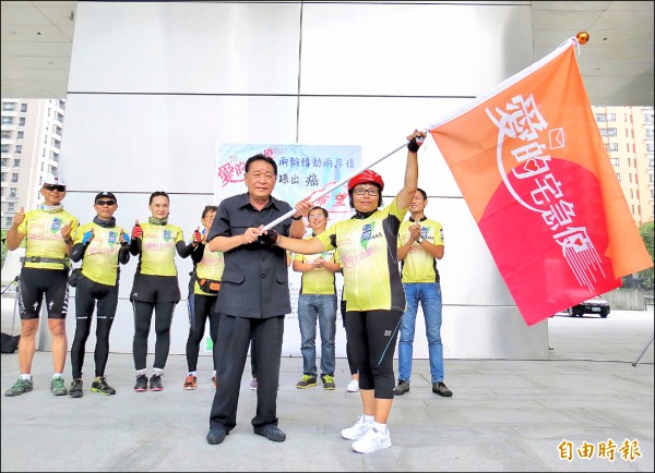 台中市議長林士昌（前排左）授旗給李永紅。（記者張菁雅攝）