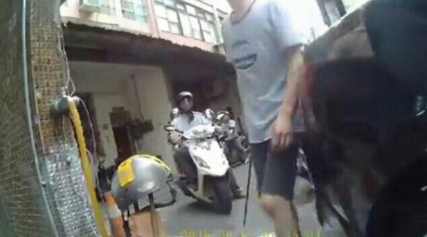 行經路口被擋，陳姓駕駛持高爾夫球桿下車理論，騎士提告恐嚇。（記者李容萍翻攝）