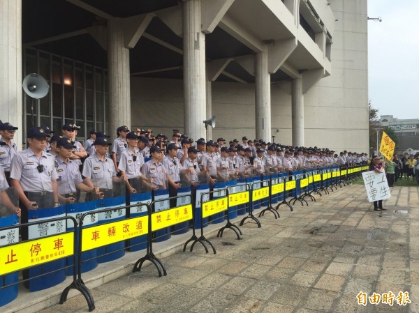 台化抗爭持續在彰化縣府廣場，與員警對峙中。（記者湯世名攝）