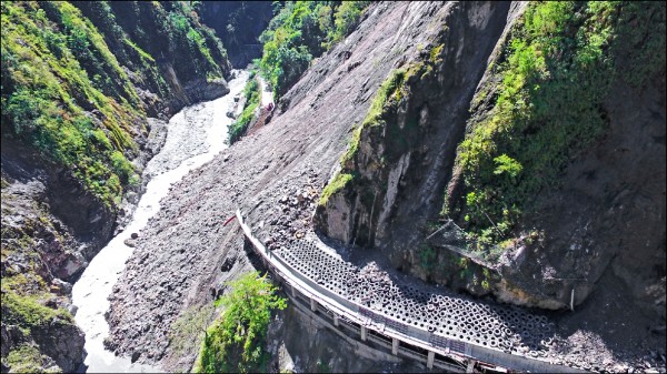 南橫公路從莫拉克風災後，只要遇上颱風、豪雨就容易土石崩坍。（公路總局關山工務段提供）