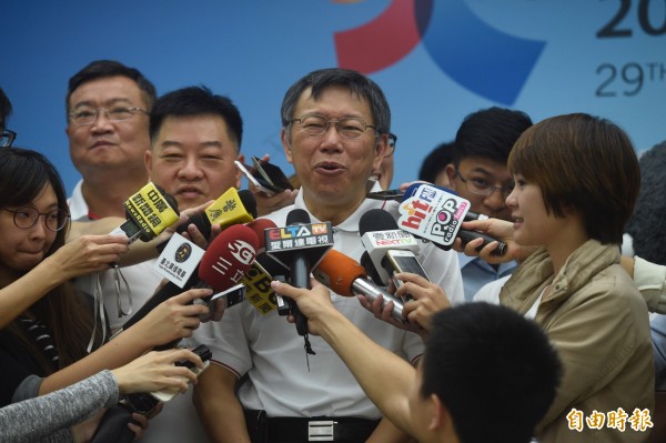 台南市長賴清德今早8時就赴台北多個宮廟，進行台南大地震賑災感恩之旅，但每站停留時間長達1小時，外界解讀是「試水溫」。台北市長柯文哲說：不要想這麼多。（記者叢昌瑾攝）
