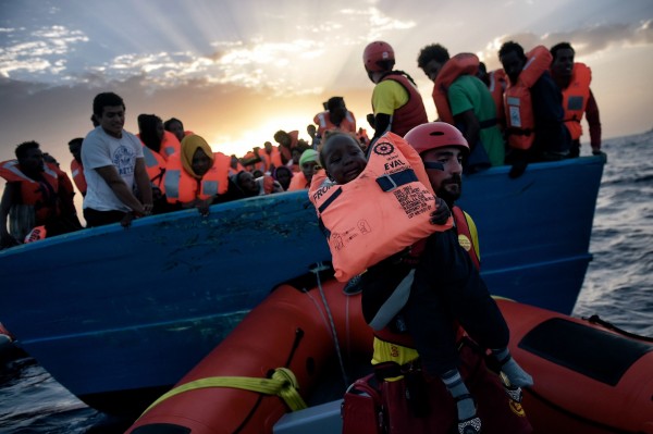 西班牙當地時間3日，人道救援組織及海警隊發現漂流在利比亞海岸的32艘橡皮艇，救起6000多人。（法新社）