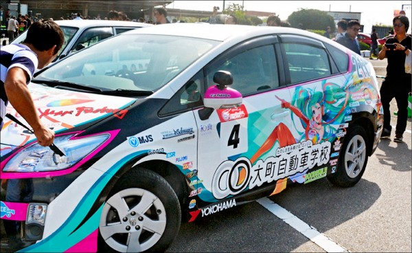 日本佐賀一家汽車教練學校推出以動漫人物塗裝的「痛車」教練車，希望提高年輕人學習開車的興趣。（取自網路）