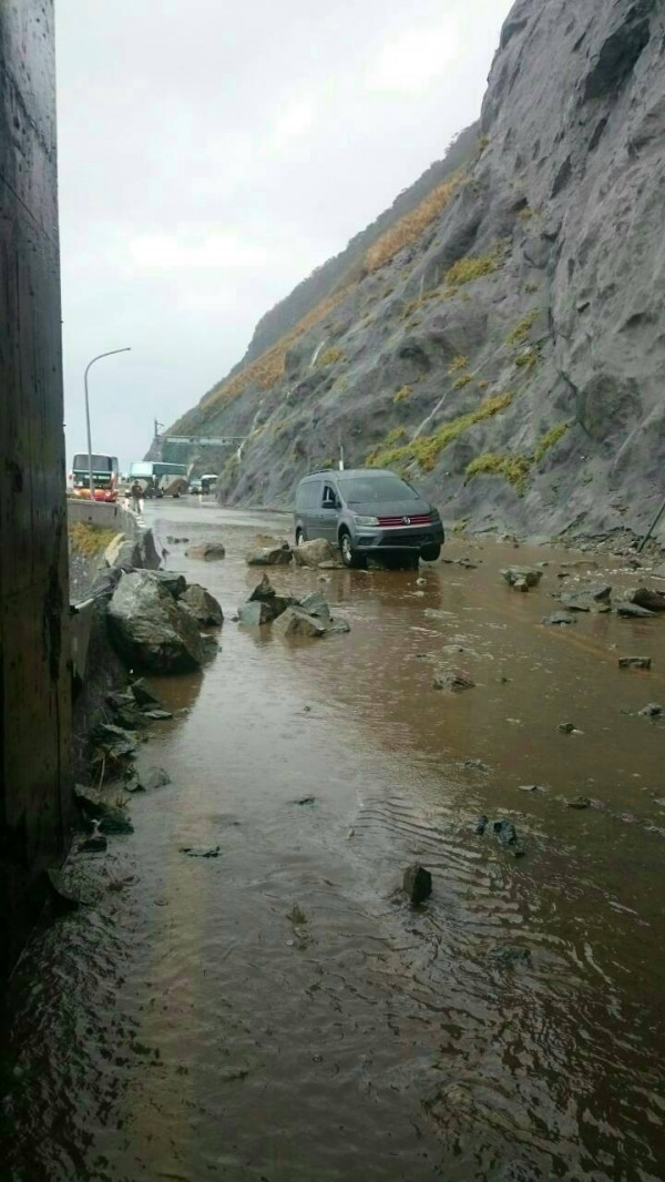 中央氣象局針對花東地區發布大豪雨警報，蘇花公路164公里處發生落石。（公路總局第四區養護工程處提供）