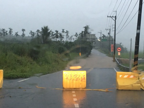 台11甲、瑞港公路都大雨封路，圖為瑞港公路瑞穗段入口淹水。（記者花孟璟翻攝）