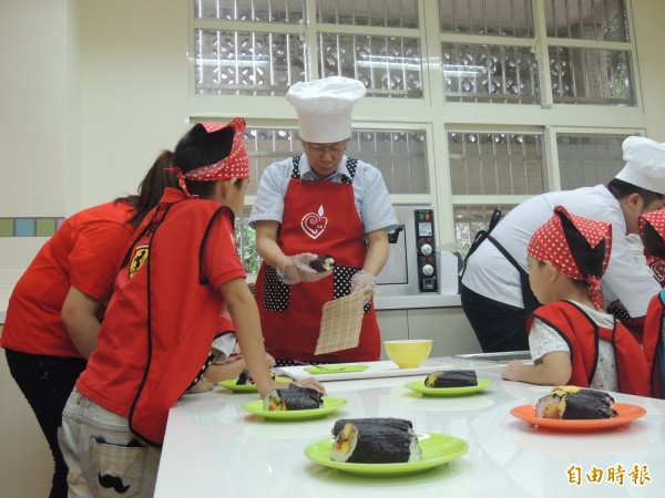 胡適國小非營利幼兒園由三之三生命教育基金會承辦，昨上午揭牌，台北市長柯文哲贈送百本圖畫書給幼兒園，也與小朋友一起包壽司。（記者梁珮綺攝）