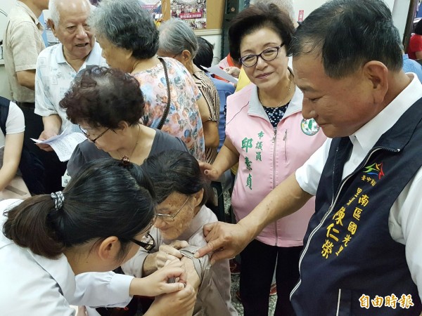 公費流感疫苗區里開打，50歲以上成人都可施打，現場看來年紀越大參與越踴躍。（記者楊政郡攝）