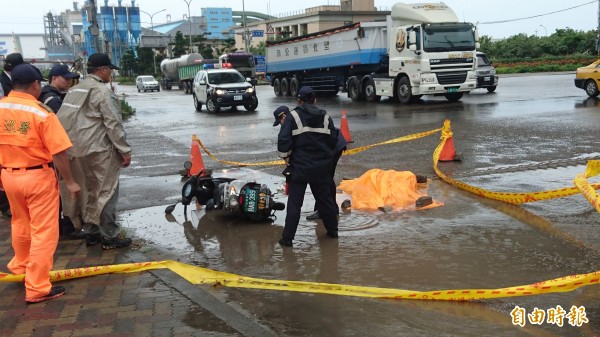 警方封鎖現場釐清車禍事故原因（記者游承霖攝）