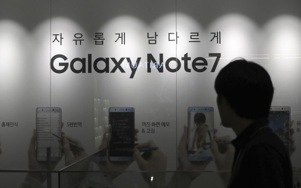 爆發Note 7自燃事件後，三星股價連番下挫，全面召回Note 7的損失預估高達十億美元。（美聯社）