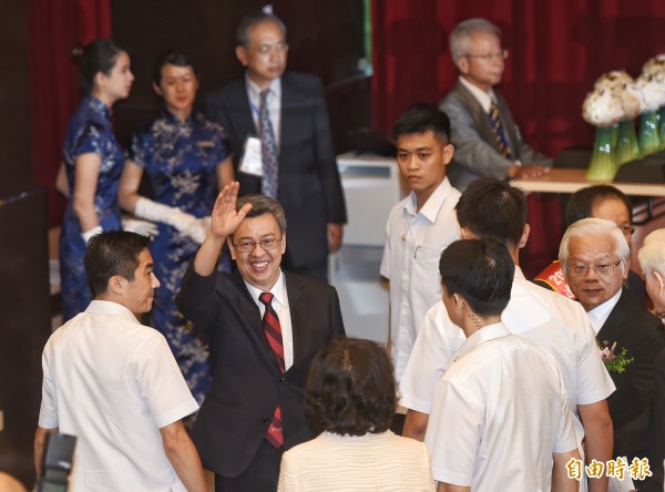 「2016傑出大陸台商頒獎典禮」7日在台北舉行，副總統陳建仁（中間舉手者）應邀出席。（記者方賓照攝）