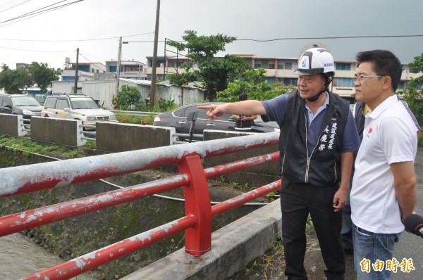 針對海端鄉霧鹿村長余元龍勘災時遭土石活埋，不幸因供訊質一事，台東縣長黃健庭（圖右）表示，會協助處理後事。（資料照，記者張存薇攝）