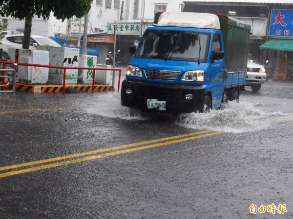 台東縣政府周邊道路因水勢宣洩不及，多處積水。（記者王秀亭攝）