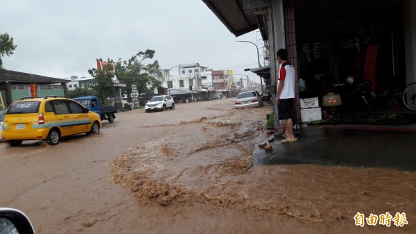 豪雨發威，台東市更生北路變黃河。（記者黃明堂攝）