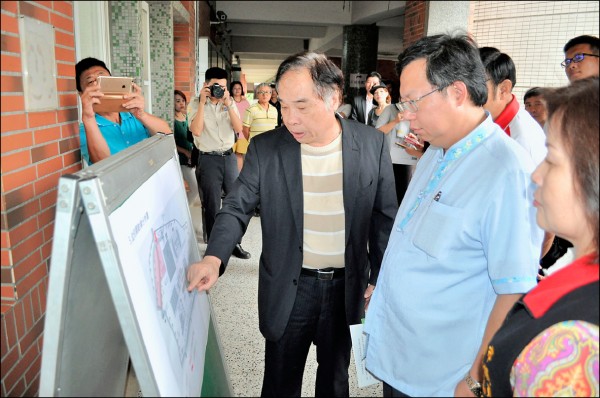 市長鄭文燦（中）關心楊光國中小新建幼兒園的規劃案，昨到現場視察。（記者周敏鴻攝）