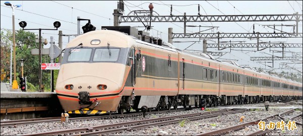 台鐵金色列車昨天在豪大雨中，緩緩駛抵花蓮站。
（記者游太郎攝）