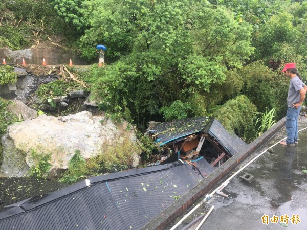 花蓮連日大豪雨，今天陸續傳出災情，壽豐鄉山邊路三段的山坡地一顆巨石砸毀民宅。（記者王錦義攝）