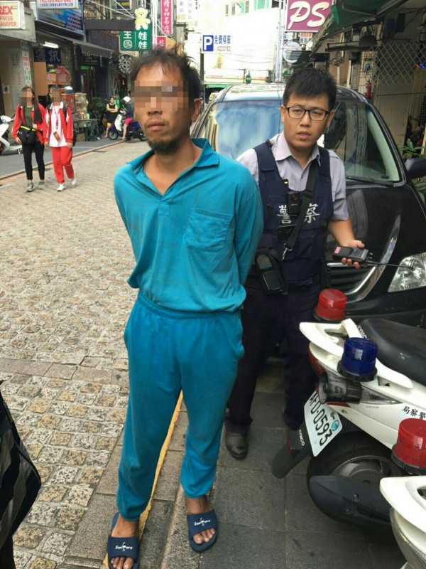 上個月才剛涉嫌偷車被逮的宋姓男子（前），再度涉嫌偷車，警方從監視器畫面一眼認出，埋伏逮人。（記者周敏鴻翻攝）