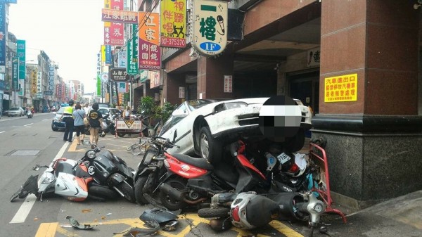 尷尬！加完油後「誤踩」，汽車「騎上」路邊機車。（擷取自臉書社團「爆料公社」）