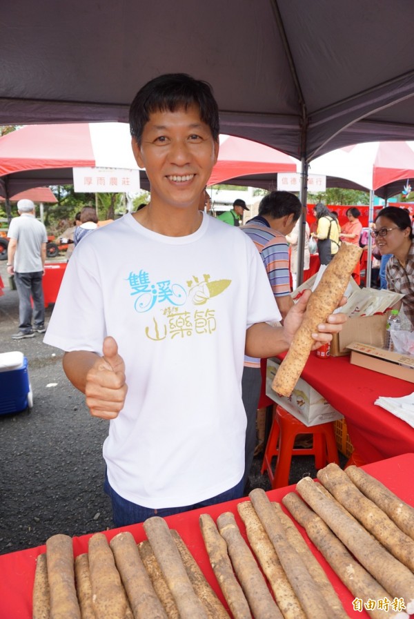 今年新北雙溪區山藥評鑑冠軍得主葉俊郎，是雙溪區三港里里長，也是瑞芳地區山藥產銷班班長，種植山藥有十年經驗。（記者林欣漢攝）